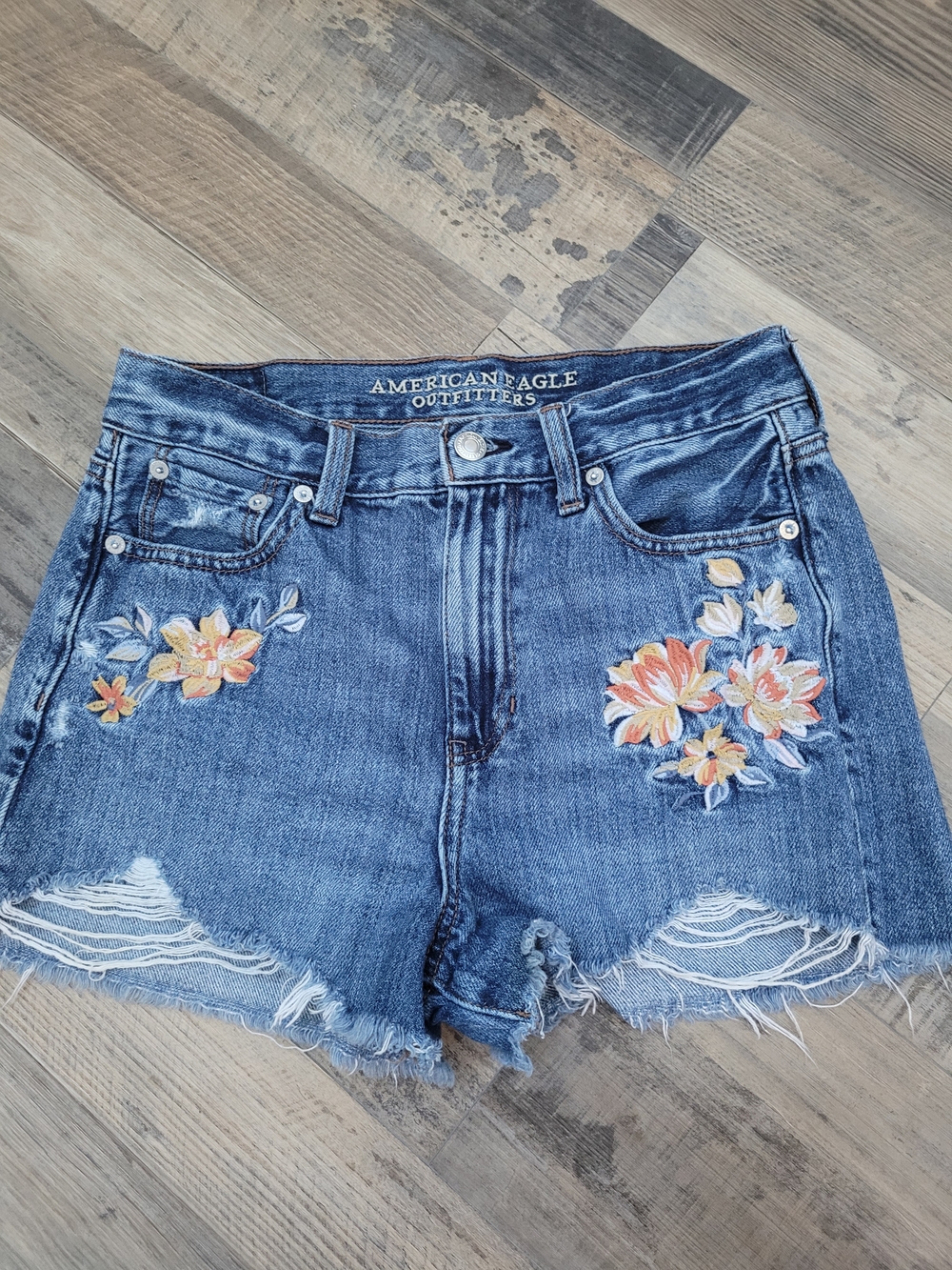American Eagle Size 4 Mom Shorts Floral Embroidery